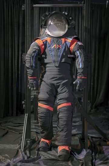 米、新型宇宙服を公開　月面着陸で飛行士着用