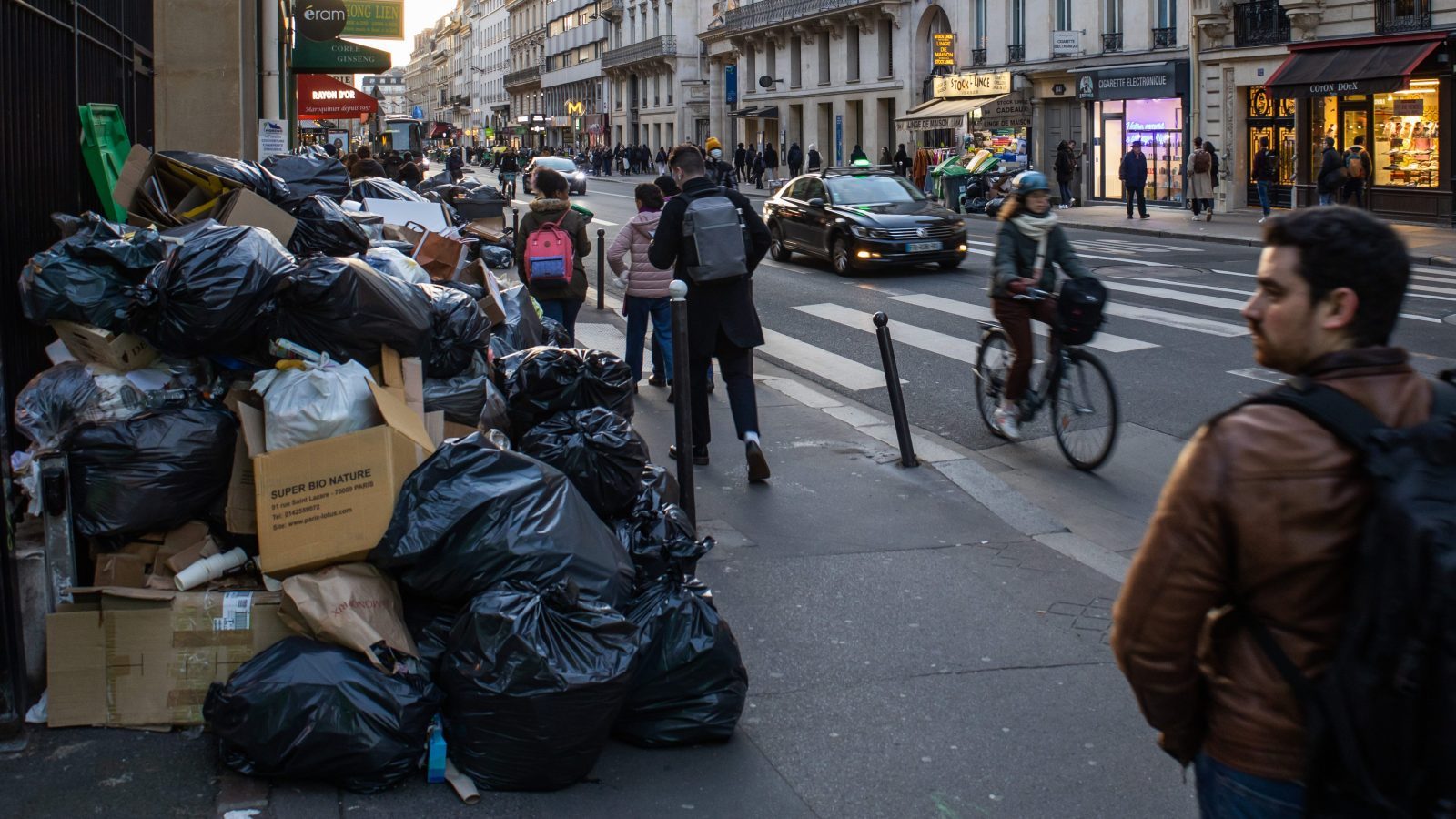 【解説】フランス国民が“街をゴミだらけ”にしてでも「年金改革」に反対する理由 | それでも改革は起きるのか？
