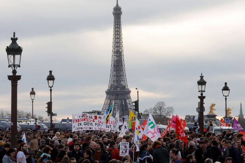 仏首相が年金改革法案を強制採択　議場騒然、抗議デモ多発
