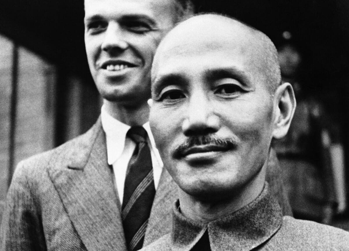 ひ孫が台北市長になって脚光、未だ埋葬されず中国帰還を待つ「蔣介石の遺体」 防腐処理をされ、湖の畔に安置される蔣介石と蔣経国、2人の「元総統