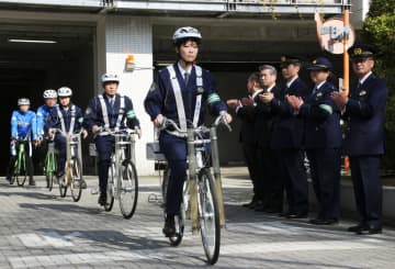 自転車ヘルメット着用開始　警視庁、交番勤務で導入