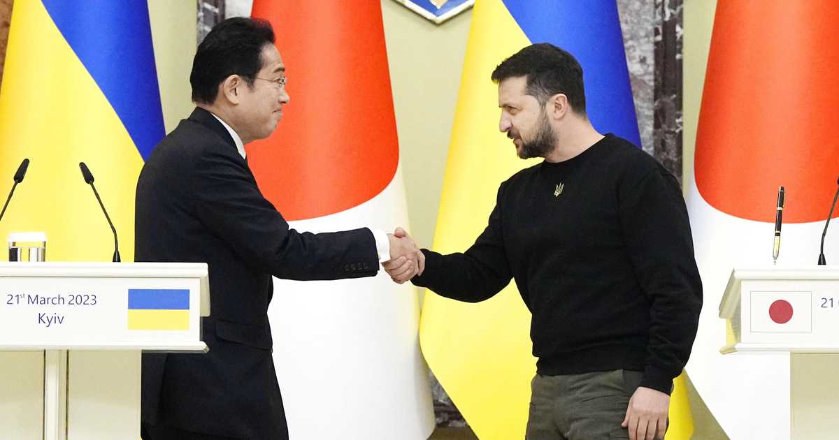 岸田首相、ゼレンスキー大統領に「必勝しゃもじ」と「折り鶴ランプ」を贈呈
