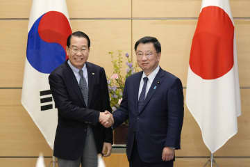 松野官房長官と韓国統一相が会談　拉致問題巡り意見交換か