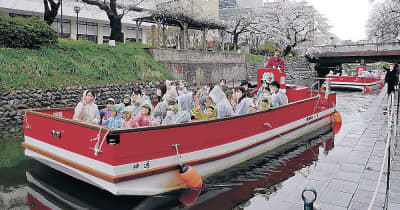 お花見遊覧に出発　富山・松川で発船式