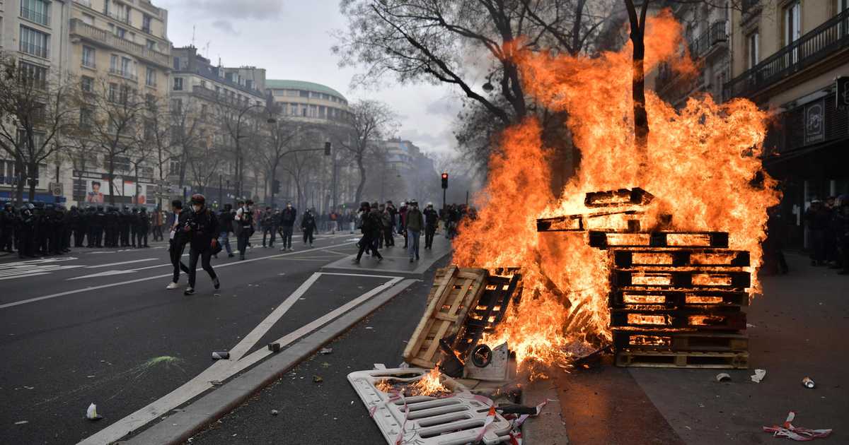 フランス、年金改革デモやまず　強行採決に抗議で１００万人「民主主義踏みにじった」