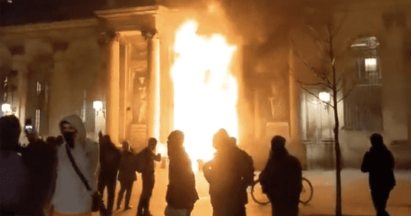 フランスで年金改革めぐる抗議続く　ボルドーでは市庁舎に放火