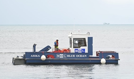 商船三井、インドネシア・バリ島海岸で海洋ごみ回収船の披露、海岸ごみ回収機器のデモ実施