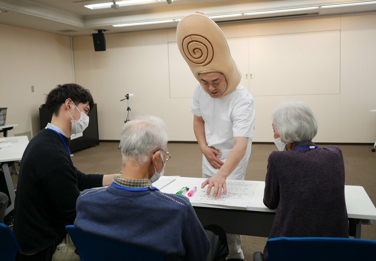 認知症の人らが漫才に挑戦、笑いの効果実感　吉本が協力、京都で取り組み