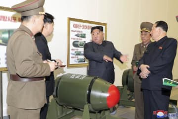 金正恩氏、核兵器の生産拡大指示　「弾頭」写真公開、米韓演習対抗