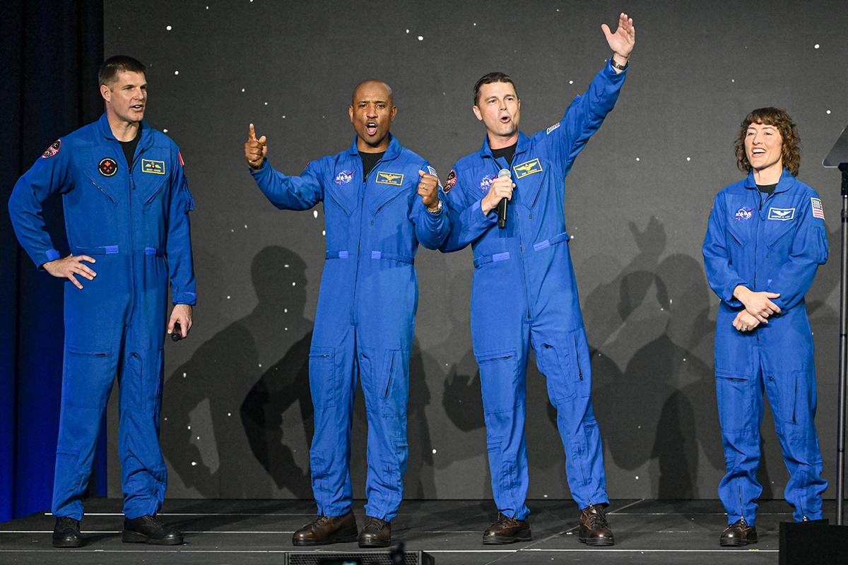 NASAが約50年ぶりの月周回飛行を行う4人の宇宙飛行士を発表