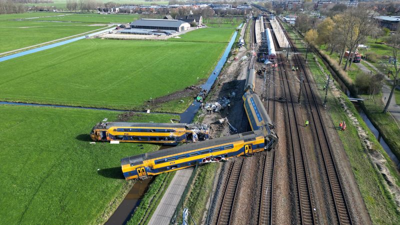オランダの列車脱線、保守作業車が路線に　1人死亡し数十人負傷