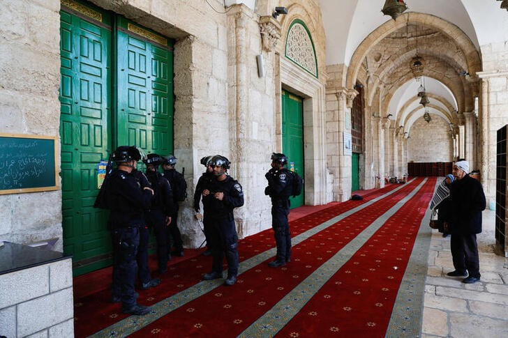 イスラエル警察がモスク侵入、聖地でパレスチナ人と衝突