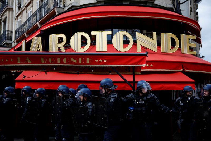 仏反年金改革デモ、パリで警官と衝突　大統領ゆかりの店で出火