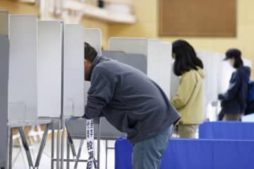 統一選地方選の前半戦、投票続く　北海道、大分知事選が焦点
