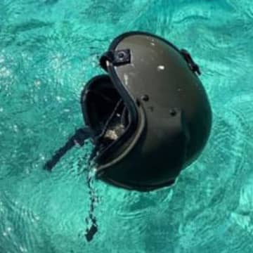 ヘリ洋上捜索でヘルメット発見　最後の無線連絡は「了解」