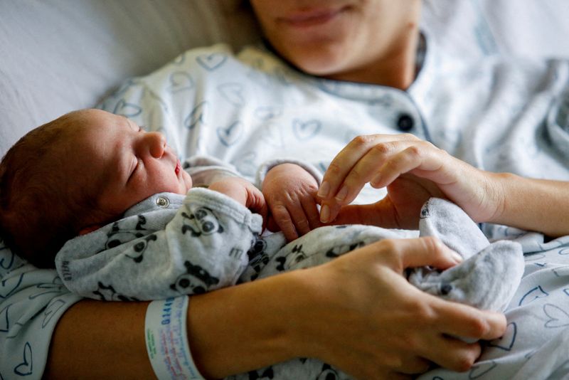 イタリア、昨年の出生数が40万人割れで過去最低　総人口も減少