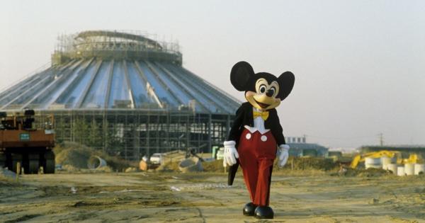 東京ディズニーランド40周年。まだ建設中のパークをミッキーマウスは歩いていた。その貴重な姿に「今まで見た中で一番エモい」