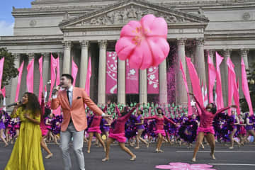 日米友好の行進、観客魅了　ワシントンで桜祭り
