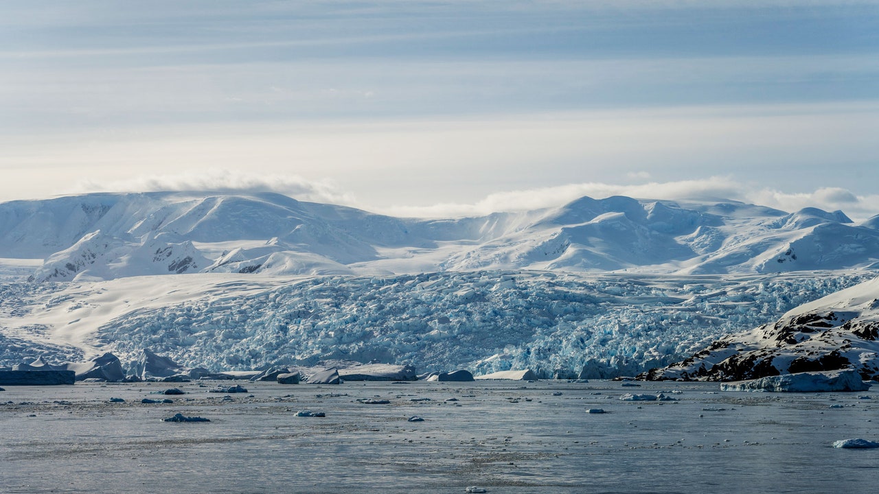人類の“環境汚染の記録”が南極の氷のなかに潜んでいる