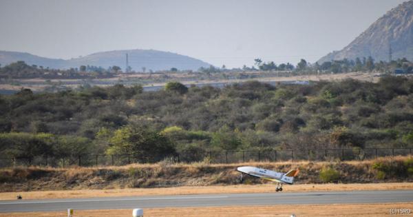 インド、無人スペースプレーンの自律着陸実験に成功 - 再使用ロケットに弾み