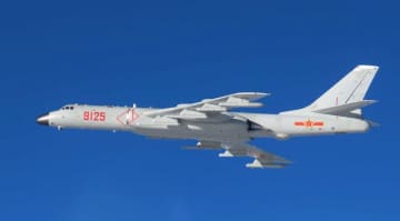 中国爆撃機2機が沖縄通過　空自スクランブルで監視