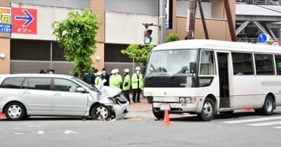 スクールバスと乗用車が衝突、高校生数人が救急搬送　群馬・高崎市の市道交差点