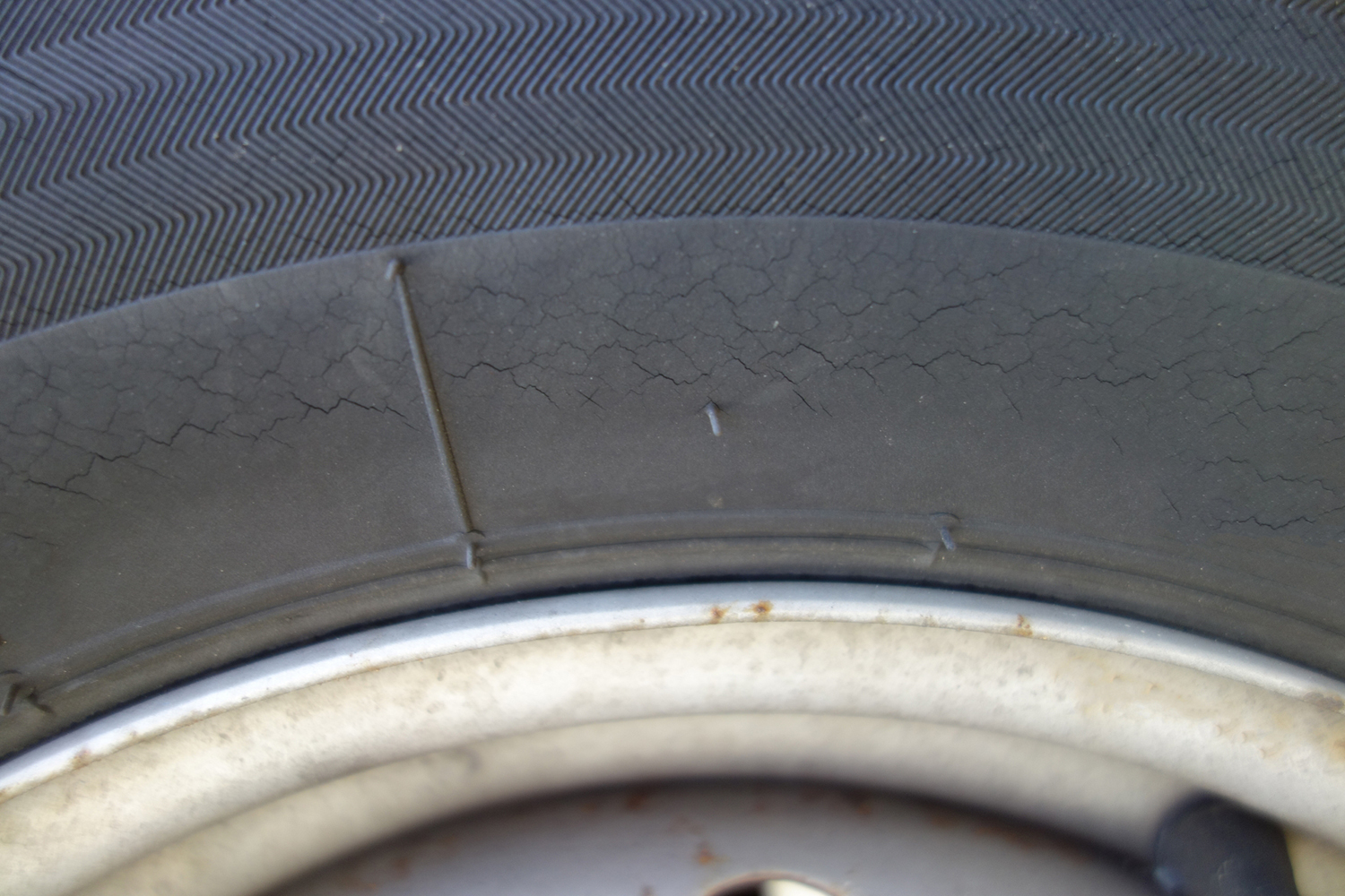 タイヤを見たら溝はあるのになんか「ひび割れ」がこれって使って平気？　原因と対策も解説！