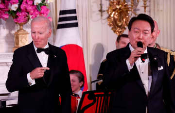 尹大統領、カラオケで拍手喝采　米で夕食会、バイデン氏も感激