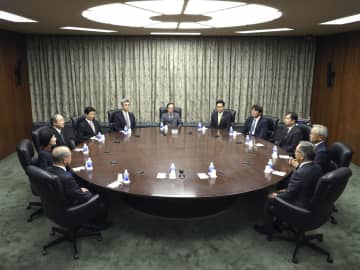 日銀、金融政策の点検決定　大規模緩和策維持、植田氏初会合