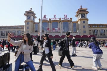 中国大型連休、旅行回復へ　ゼロコロナ終了で活発化