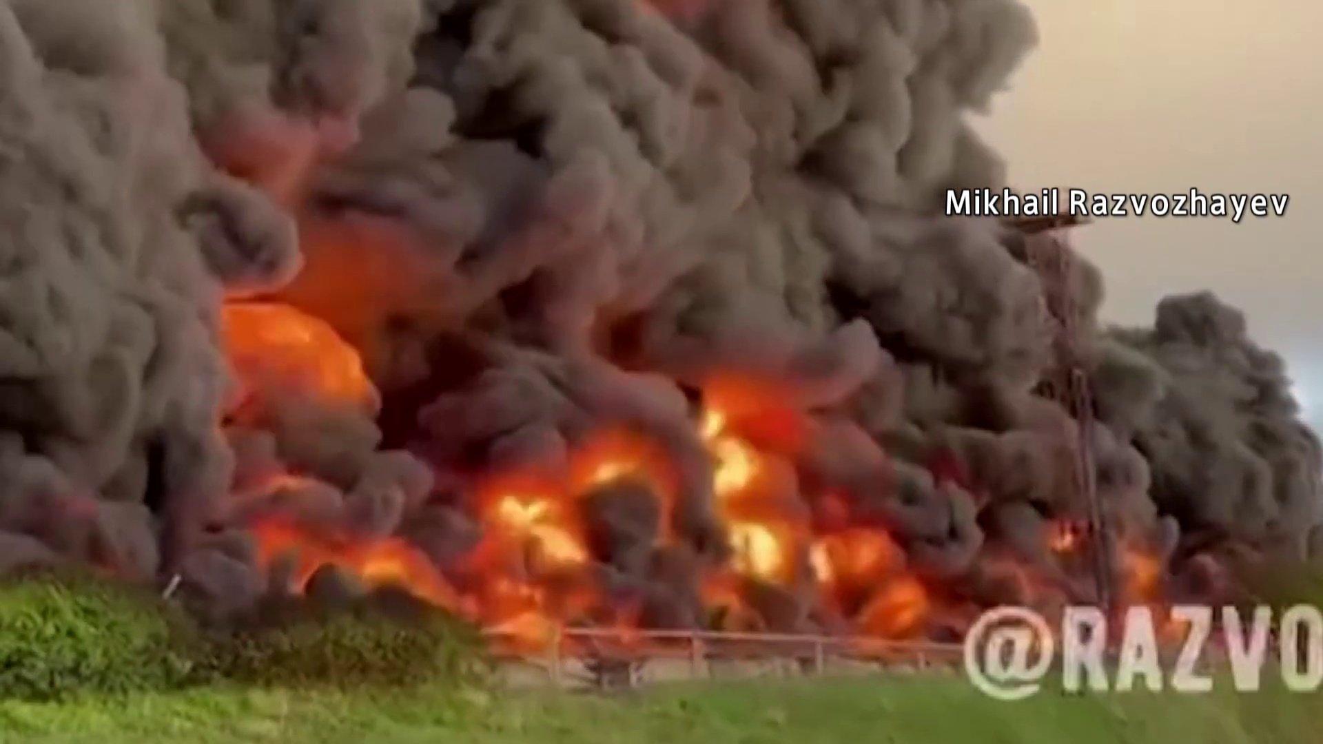 ロシア側「ドローンによる攻撃」 クリミア半島の燃料貯蔵施設で大規模火災