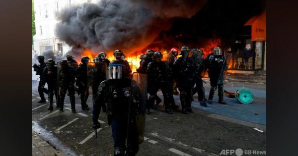 仏メーデーデモで衝突、警官100人超負傷