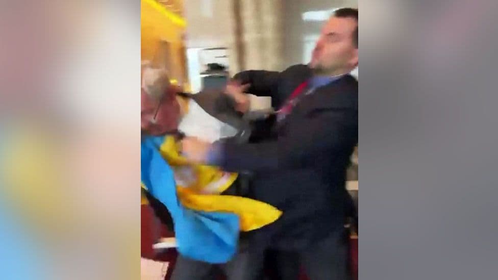 ロシア代表がウクライナの旗を奪い、ウクライナ代表が追いかけて殴りトルコ首都で