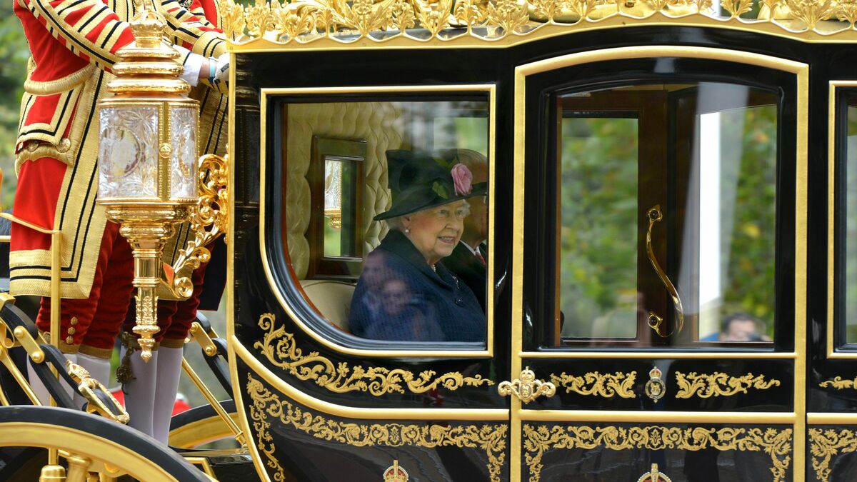 エリザベス女王の愛用品だった国葬で皇太子妃が｢ミキモトパールの4連チョーカー｣を首飾りに選んだ理由 - 1975年の初来日で真珠養殖を見学していた