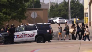 米テキサスで銃乱射、8人死亡　ショッピングモール、容疑者射殺