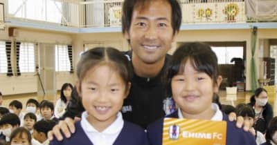 愛媛FC前野選手が母校など松前の小学校3校に文具贈呈　オリジナル定規と下敷き