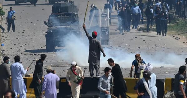 カーン前パキスタン首相を起訴、各地で暴力的抗議も　約1000人拘束
