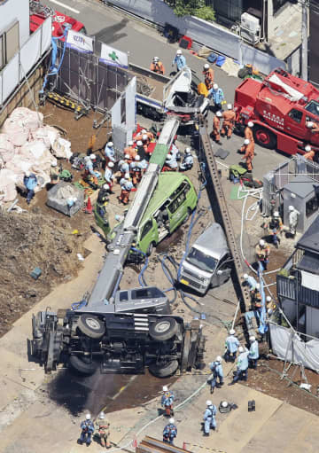 作業員「バランス崩した」　東京・品川のクレーン車横転事故