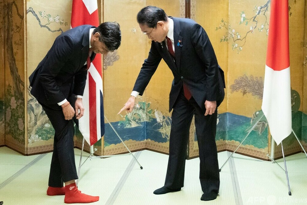 英首相、「広島カープ靴下」披露 鯉ファンの岸田首相にアピール
