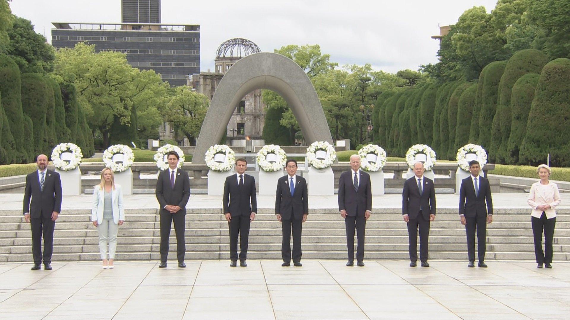 G7首脳が平和公園の原爆慰霊碑に献花