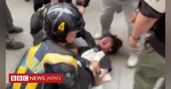 広島でデモ隊と警察が衝突、地面に押さえつけられる参加者も