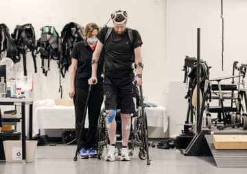 脊髄損傷患者「無線」で歩行回復　脳の命令を腰の近くの装置へ