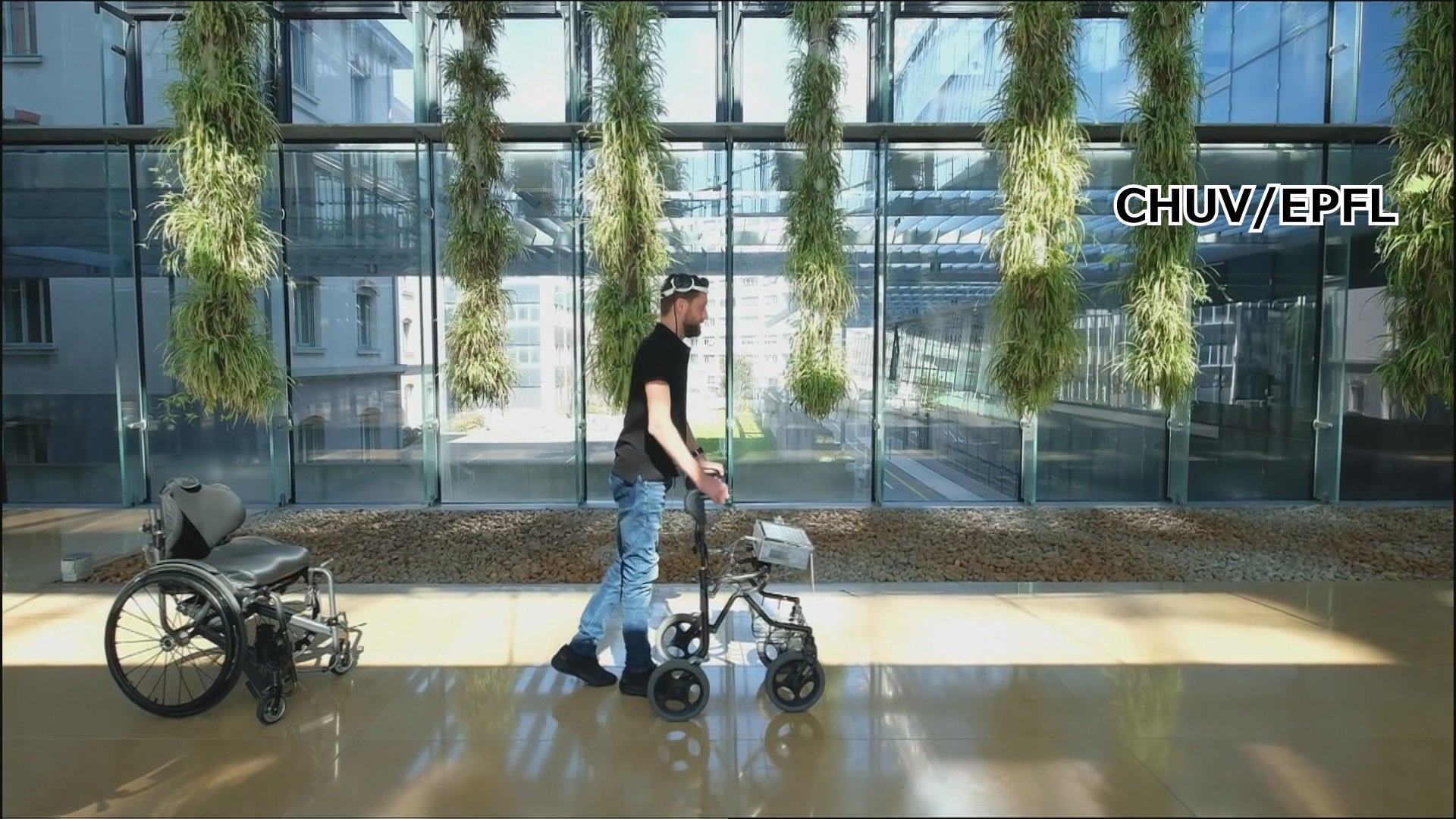 “脊髄損傷患者の歩行機能回復に成功”スイス研究チーム