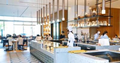 シェラトン経済循環 早くも　ホテル内カフェへ一般客　宿泊者は周辺店で飲食　外国人向け新サービスも登場