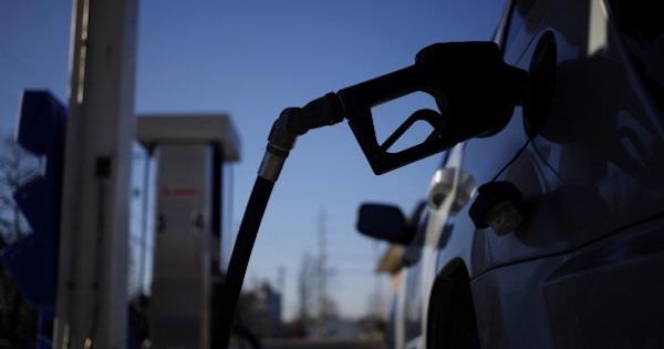 ガソリン補助、段階的に縮小へ　6月から、原油価格下落で