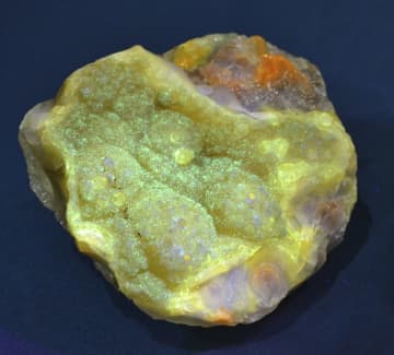 新種の鉱物「北海道石」発見　紫外線で黄緑の蛍光