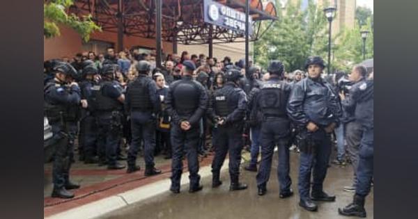セルビア、軍警戒態勢を引き上げ　コソボでデモ隊と警察衝突