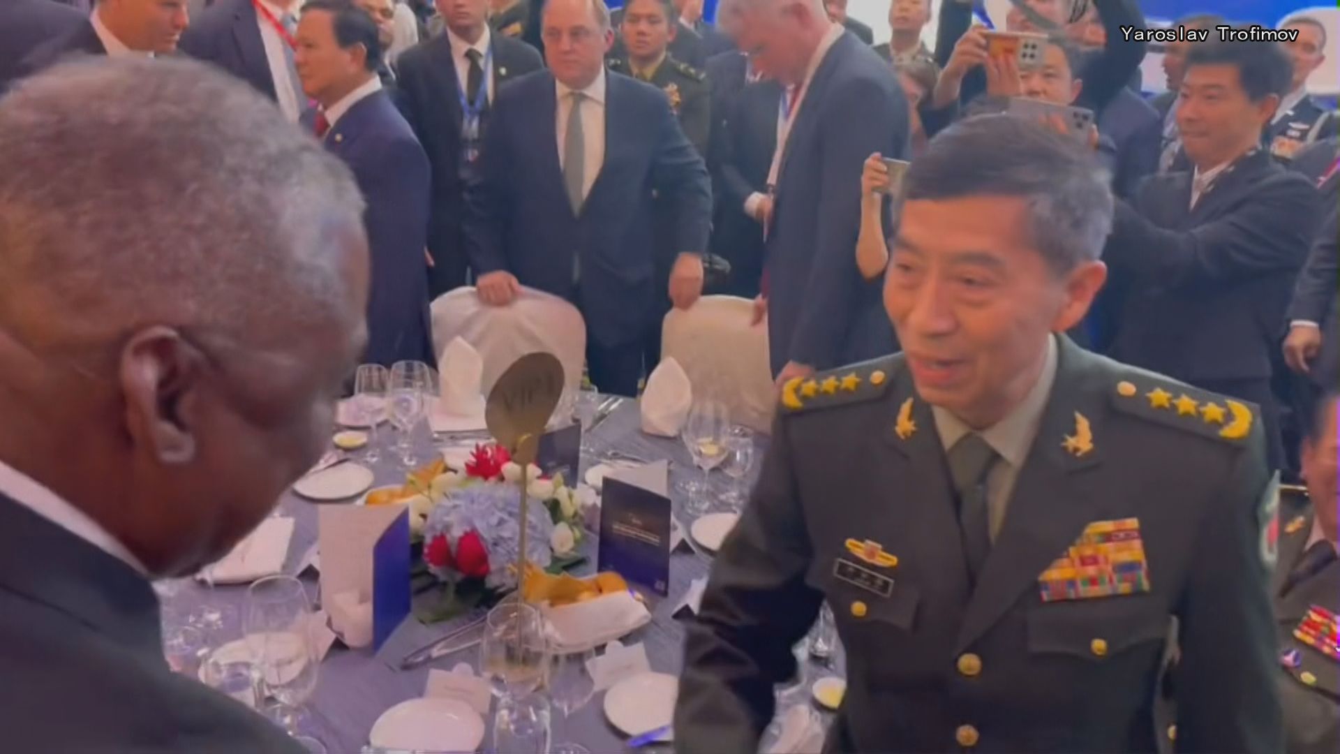 “笑顔で握手”米国防長官と中国国防相が短時間接触直接会談は中国側の拒否で見送り