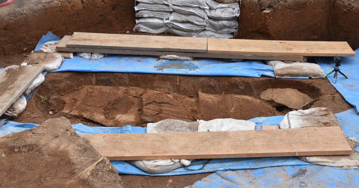 石蓋の裏に「✕」　内部から赤色顔料　吉野ケ里遺跡の石棺墓調査