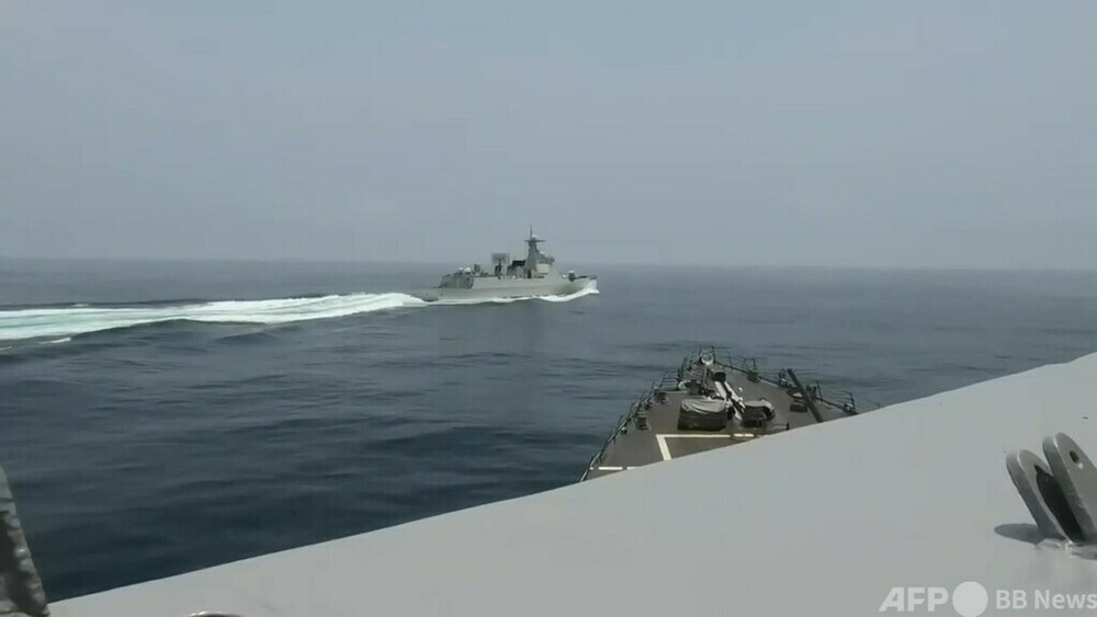 台湾海峡通過中に米中軍艦接近 米海軍、映像公開